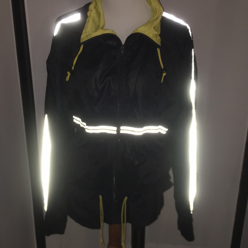Windbreaker with reflectors